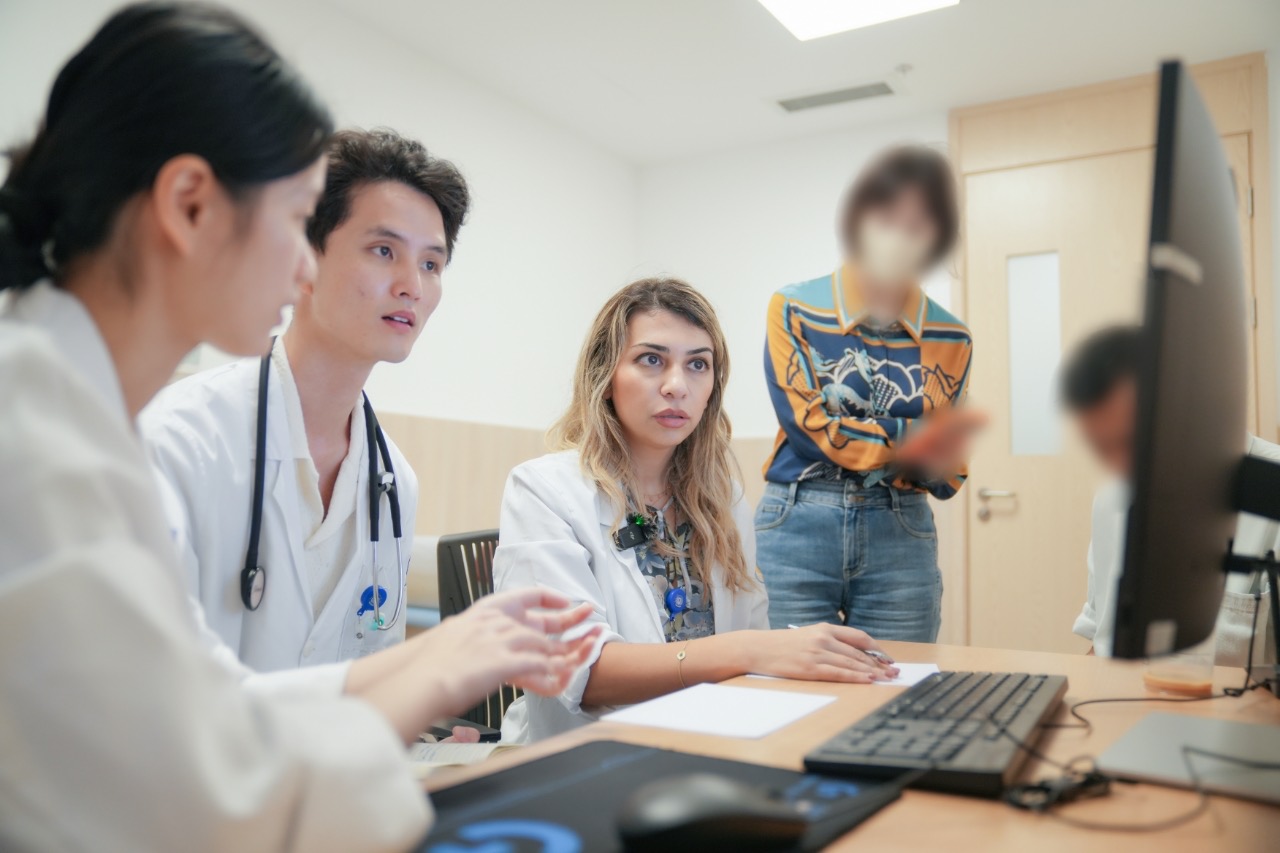 Dr. Sayna Norouzi reviews a complex kidney case with local physicians at Zhejiang University-affiliatedSir Run Run Shaw Hospital in Hangzhou, China.