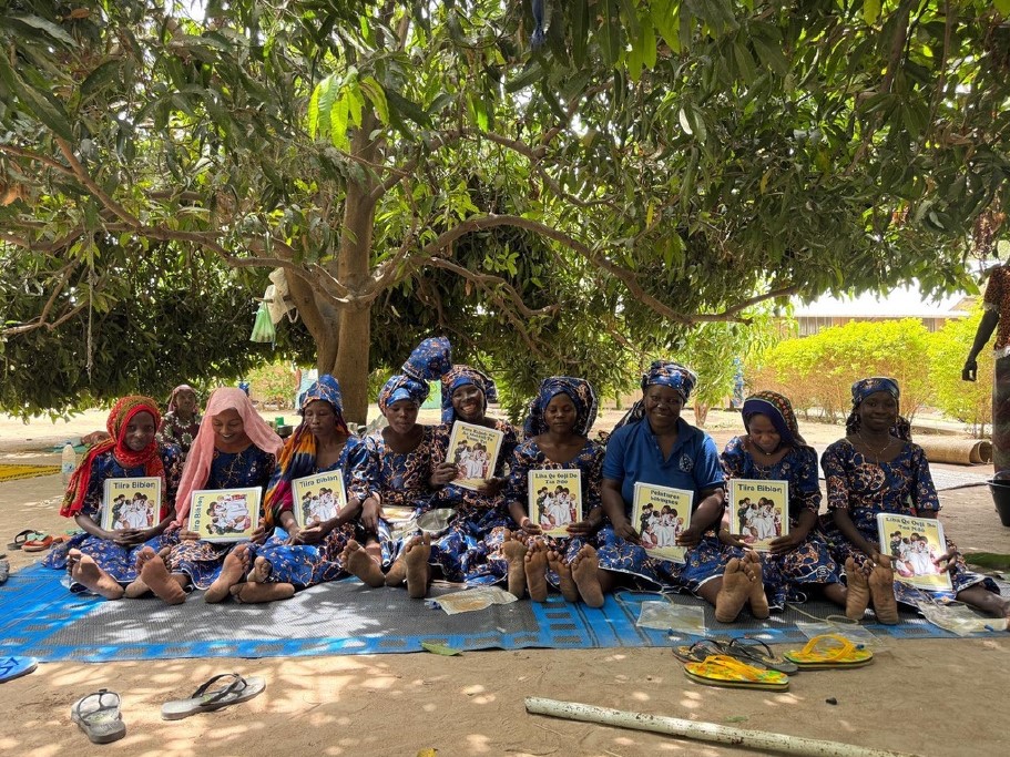 Bere, Chad - Women Receiving Picture Bible (1)